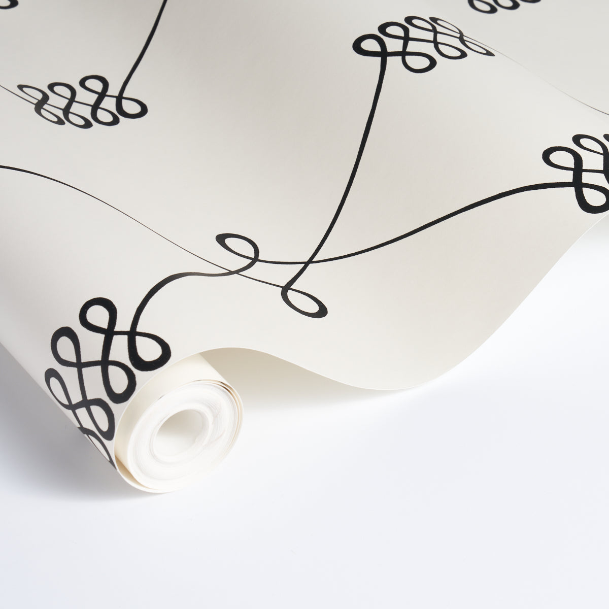 NICOLETTA | NERO SU CREMA