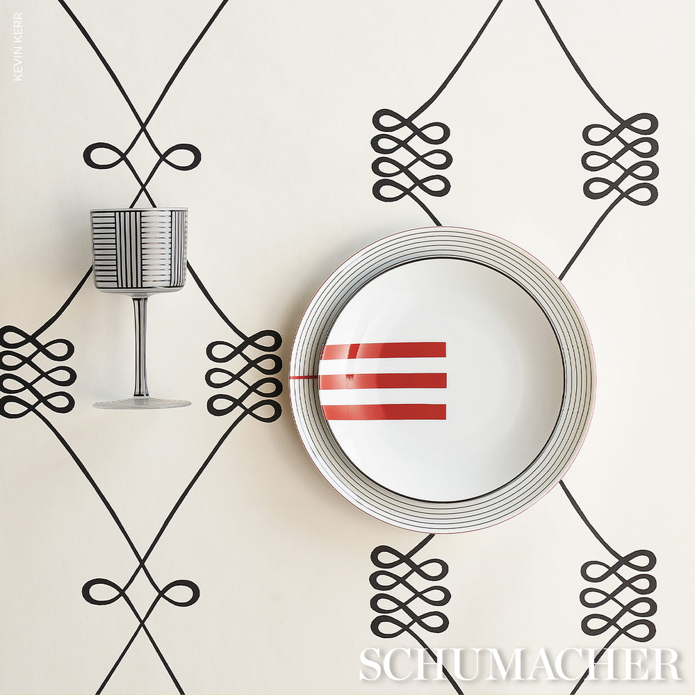 NICOLETTE | Black On Cream