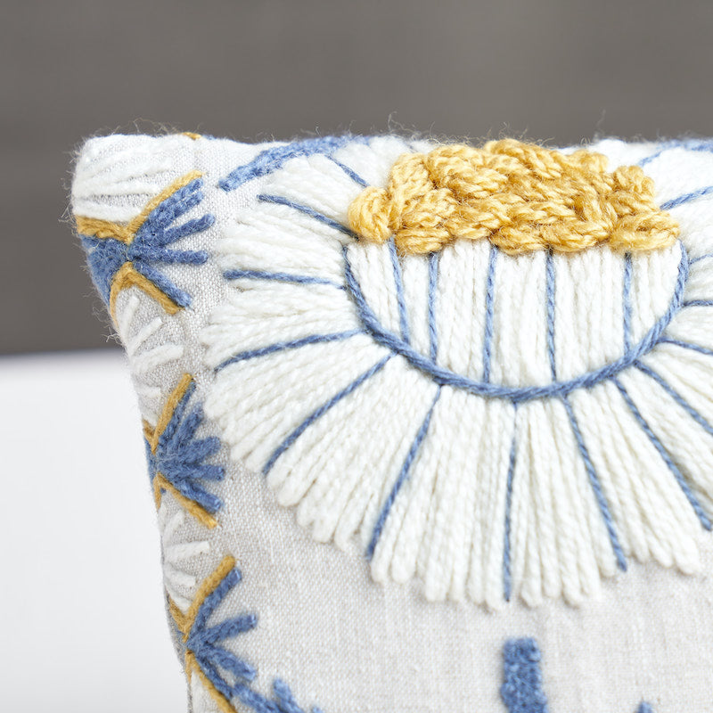 Cuscino ricamato Marguerite B | Blu e ocra