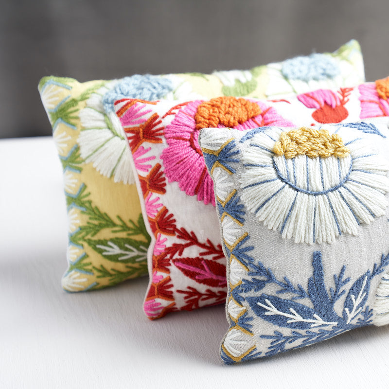 Cuscino ricamato Marguerite B | Blu e ocra