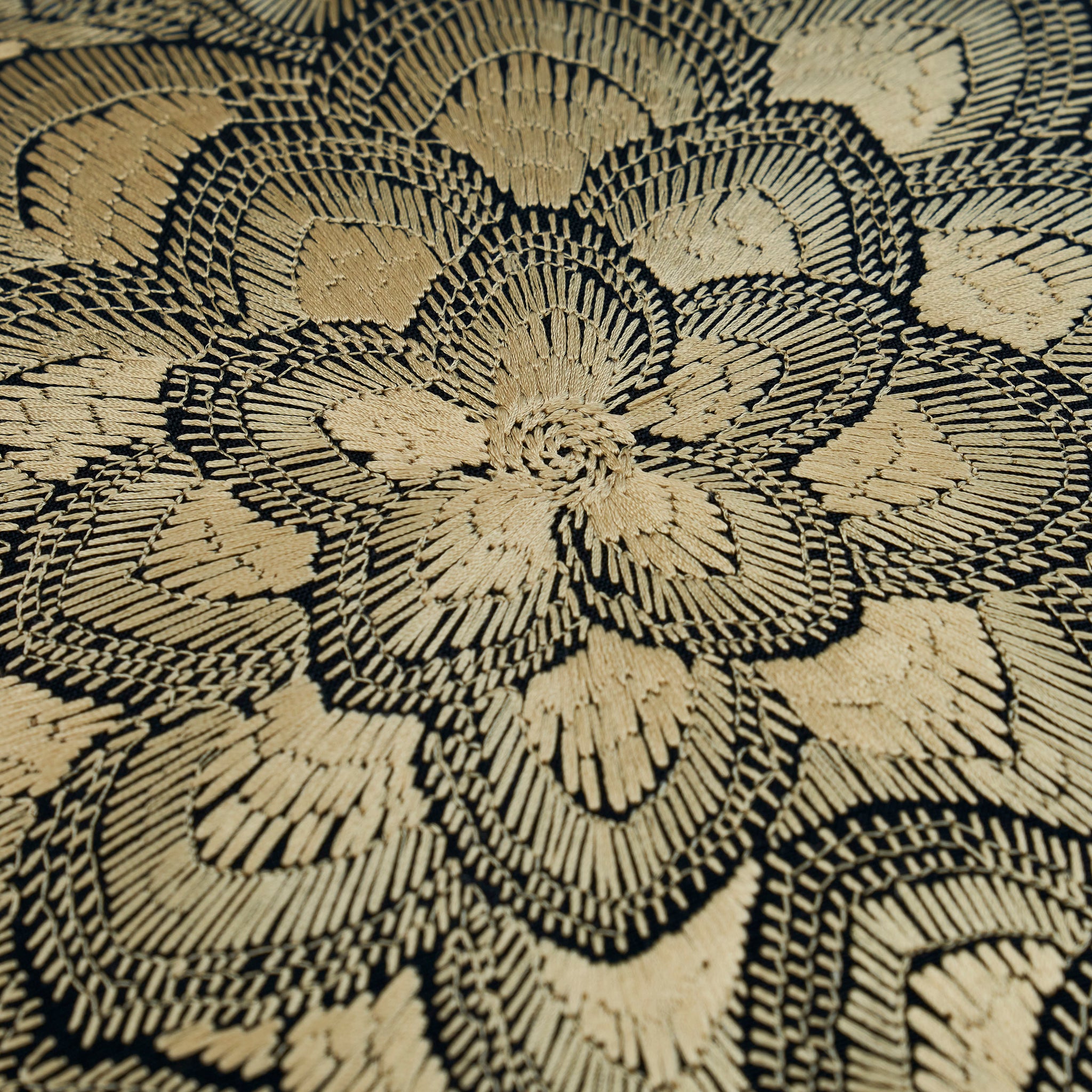 Cuscino ricamato Lotus | Oro